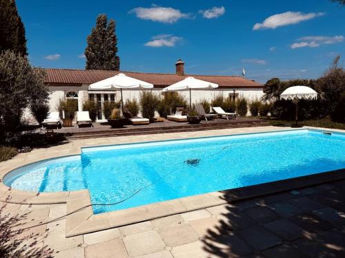 une piscine devant une maison dans l'établissement Charmante maison aux Sables, à Les Sables-dʼOlonne