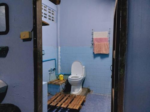 Koupelna v ubytování HostelBed and Retreat Phitsanulok