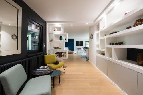 un salon avec un canapé et une table dans l'établissement Maison contemporaine Mittelhausbergen, à Mittelhausbergen