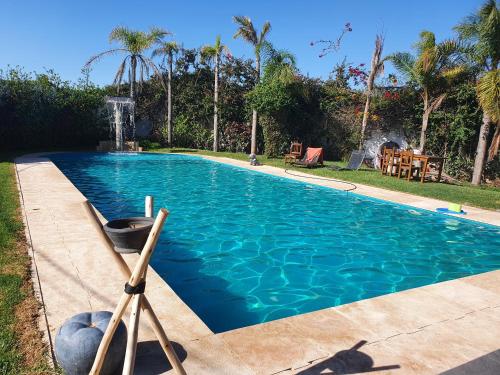 a swimming pool with a fountain in a yard at Appartement 33 de 3 chambres ensoleillé à 5 min de la plage El Jadida Piscine à 15km de l'appartement in El Jadida