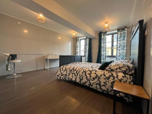 une chambre avec un lit et une table dedans dans l'établissement Maison de famille dans la citadelle, à Montmédy