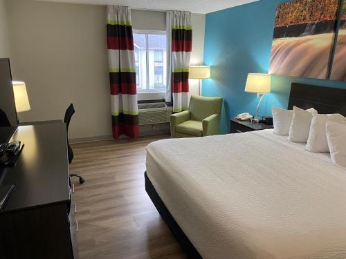 Katil atau katil-katil dalam bilik di Days Inn by Wyndham Carthage
