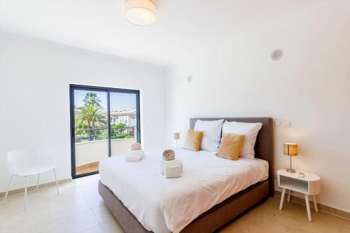 Apt at Porto de Mós with pool