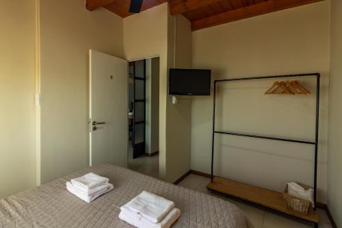 a bedroom with a bed with towels on it at Habitación en Hospedaje Achalay, Qué lindo ! Qué bueno ! in Santa Fe
