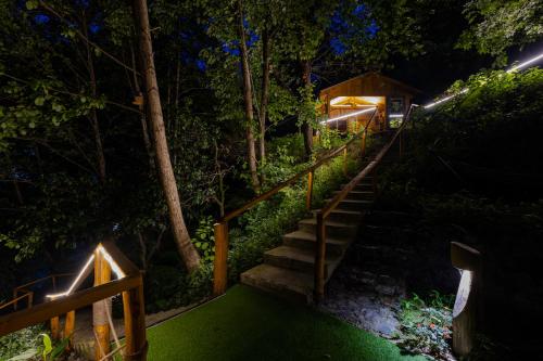 Zahrada ubytování Glamping Martini Kvariati with pool