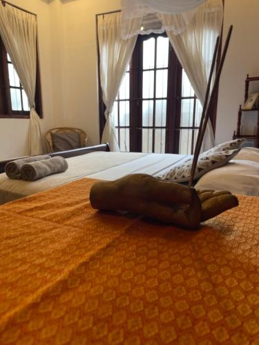 eine Skulptur eines auf einem Bett liegenden Tieres in der Unterkunft Blue Swan Inn - Apartment in Unawatuna