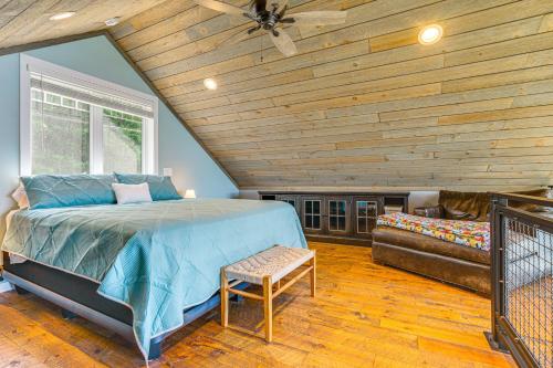 Voodi või voodid majutusasutuse Maiden Rock Cottage with Fire Pit and Lake Pepin Views toas