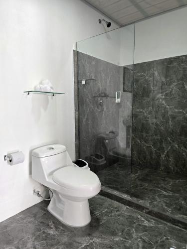 Ein Badezimmer in der Unterkunft Hostel Cattleya - Monteverde, Costa Rica