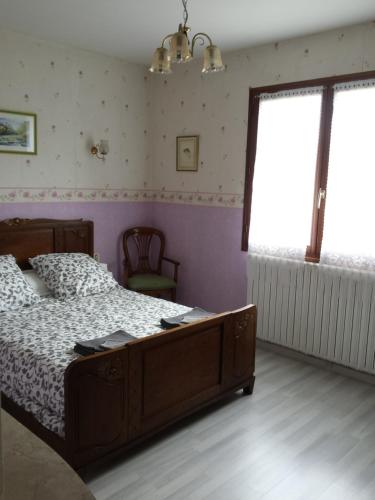 une chambre avec un lit et une fenêtre dans l'établissement Les bananiers 2, à Capbreton