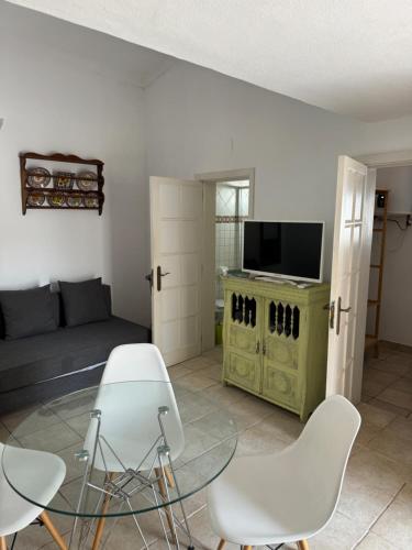 a living room with a couch and a table and chairs at Vitória House in Évora