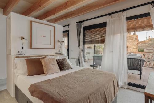 ein Schlafzimmer mit großem Bett und Balkon in der Unterkunft casa gualta golf emporda costa brava in Gualta