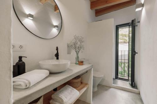 ein Badezimmer mit Waschbecken und Spiegel an der Wand in der Unterkunft casa gualta golf emporda costa brava in Gualta