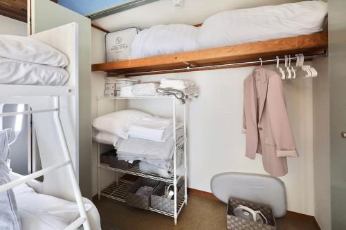 a room with a bunk bed with white pillows at スターハイツ蒲田 in Tokyo