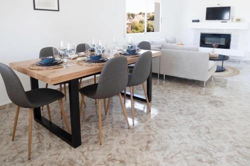 a dining room with a table and chairs at Casa Blanca in El Vendrell