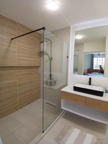 Ένα μπάνιο στο Coastal Nest Villa II