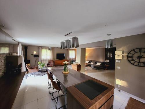 un grand salon avec une cuisine et un salon dans l'établissement tranquillité et bien être, à Chauconin