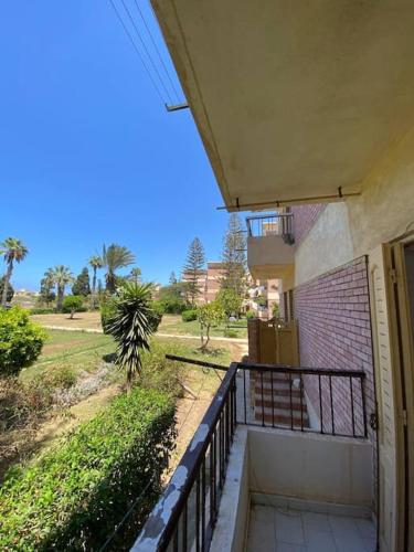 an outside view of a building with a balcony at شاليه بمساحة خضراء رائعة in Dawwār ‘Abd al Qādir Qāsim