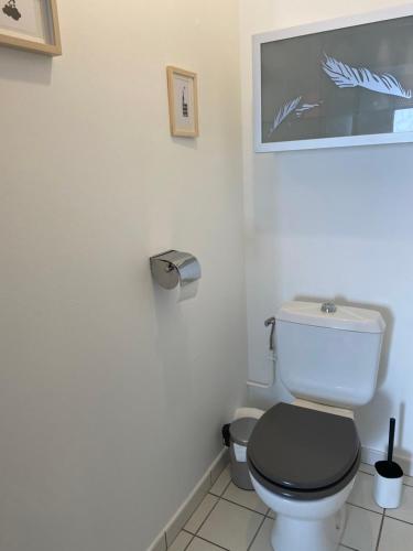 - une salle de bains blanche avec toilettes et siège noir dans l'établissement 2 pièce calme Strasbourg Cronenbourg 5min centre, à Strasbourg