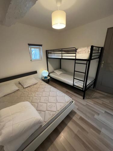 Katil atau katil-katil dalam bilik di Gîte Les 4 Terres - Maison 2 chambres
