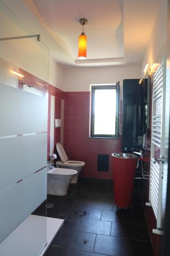 カステッランマーレ・ディ・スタービアにあるVilla Lagugaのトイレと洗面台のあるバスルーム