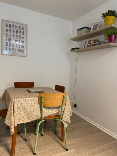 - une table à manger avec une table et des chaises dans l'établissement 2 pièce calme Strasbourg Cronenbourg 5min centre, à Strasbourg