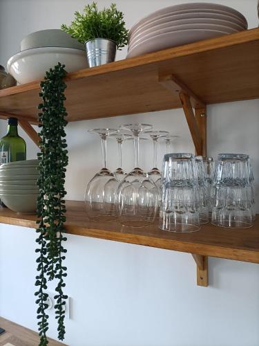 une bande de verres à vin sur une étagère dans l'établissement Vue apaisante montagnes, plage 5 minutes à pied, à Banyuls-sur-Mer