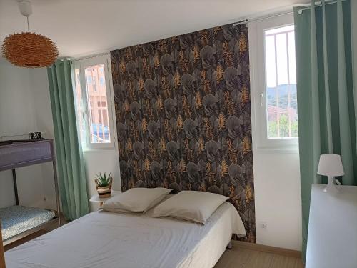 - une chambre avec un grand lit escamotable dans l'établissement Vue apaisante montagnes, plage 5 minutes à pied, à Banyuls-sur-Mer