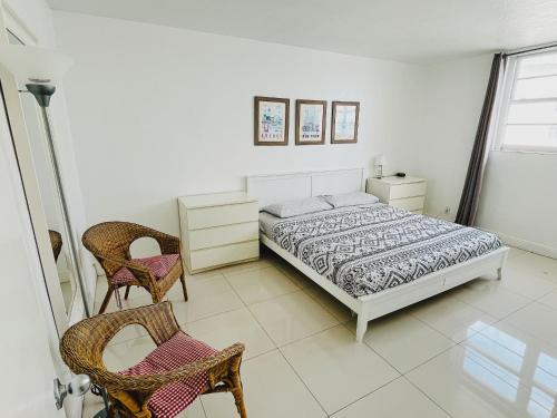 a bedroom with a bed and two chairs at Excellent Hollywood 2BD Condo 0012-21mar in Hollywood