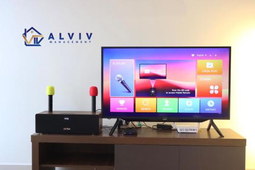 NEW! The Apple Residence I 2-3BR I Game I 5min Jonker - Managed by Alviv Homestayにあるテレビまたはエンターテインメントセンター