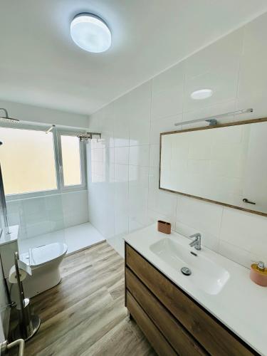 a white bathroom with a sink and a toilet at Descubre Cantabria 2! A 4 minutos de Cabárceno y capacidad para 6 adultos! in Sarón