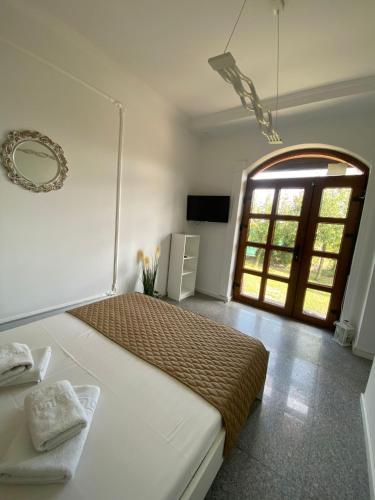 a bedroom with a large bed with a large window at Ami Residence Bucharest Airport&Therme&Parking in Otopeni