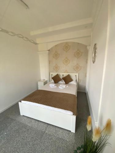 a bedroom with a bed in a white room at Ami Residence Bucharest Airport&Therme&Parking in Otopeni