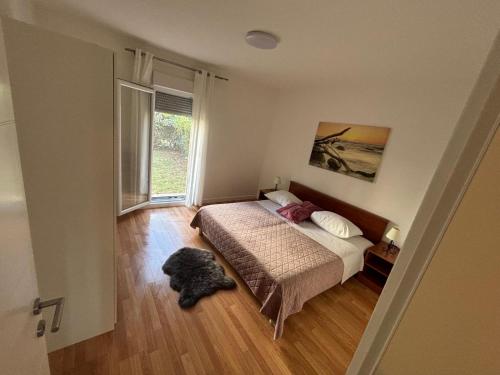 ein Schlafzimmer mit einem Bett mit einem Hund auf dem Boden in der Unterkunft Roko in Zadar