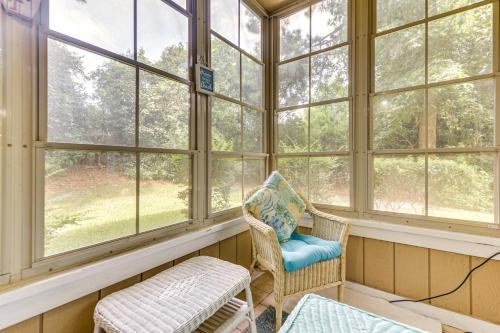 Гостиная зона в 7 Mi to North Myrtle Beach Condo with Pool Access