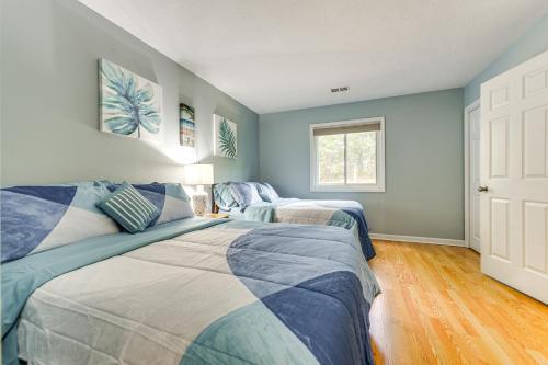 Кровать или кровати в номере 7 Mi to North Myrtle Beach Condo with Pool Access