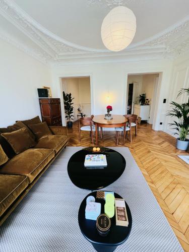 un salon avec un canapé et une table dans l'établissement 3 bedrooms in Marais, à Paris