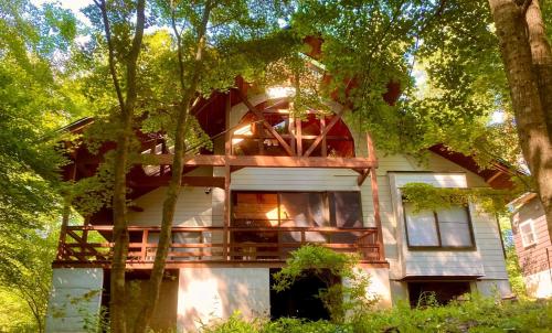 an exterior view of a house with a tree at Yatsugatake Villa FOREST&DOG - Vacation STAY 53545v in Hokuto