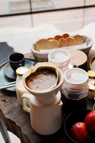 un tavolo con una tazza di caffè e pane di Oca Cabana em Santa Cruz do Sul a Santa Cruz do Sul