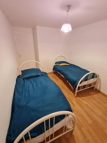 Un ou plusieurs lits dans un hébergement de l'établissement Le BEAU SEJOUR