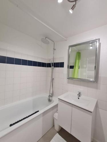 une salle de bain avec une baignoire, des toilettes et un lavabo dans l'établissement Le BEAU SEJOUR, à Poitiers