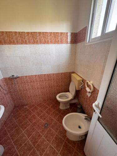 un bagno con WC e lavandino di Vila Victor a Vlorë
