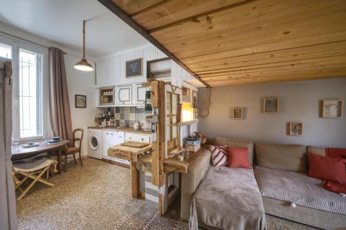 un salon avec un canapé et une table dans l'établissement La Cabane nîmoise avec Clim, à Nîmes