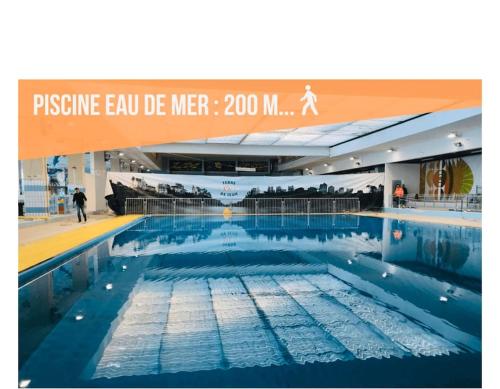 une grande piscine dans un grand bâtiment dans l'établissement Maison HyperCentre Les bons plans de Manu et Capu, à Dinard