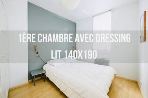 une chambre avec un lit et un panneau sur le mur dans l'établissement Maison HyperCentre Les bons plans de Manu et Capu, à Dinard