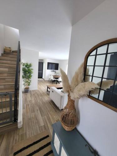 - un salon avec un vase sur une table dans l'établissement maison avec piscine, à Saint-Médard-en-Jalles