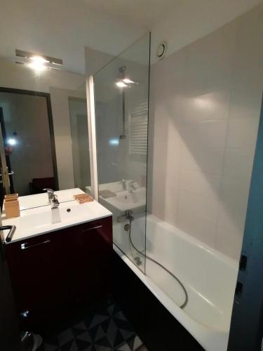 une salle de bain avec un lavabo, une douche et une baignoire dans l'établissement Résidence Les Charmettes - Deux pièces confort MAE-4394, à Aime La Plagne