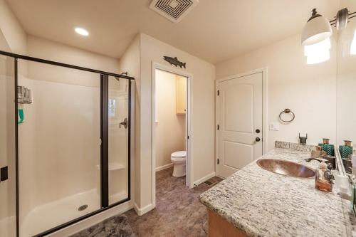 Koupelna v ubytování Cabin At The Creek Family Fun Starts Here!