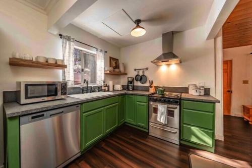 Cucina o angolo cottura di The Cedar House Prime Spot Kayaks & Cool Ac