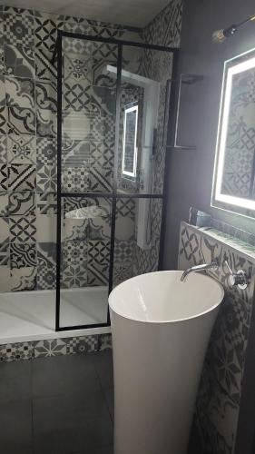 une salle de bain avec une baignoire, une douche et un lavabo dans l'établissement Studio mer escatade, à Saint-Jean-de-Monts