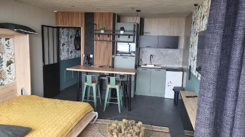 Cette petite chambre comprend une cuisine et un lit. dans l'établissement Studio mer escatade, à Saint-Jean-de-Monts